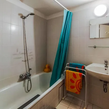 Апартаменты Front In With Wifi